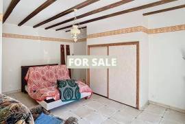 Detached Country House with Attached Outbuilding