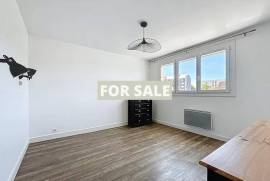 Detached House and Garden in Coastal Resort