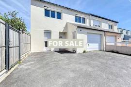 Detached House and Garden in Coastal Resort