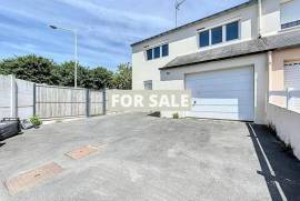 Detached House and Garden in Coastal Resort