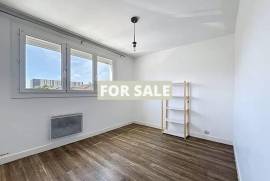 Detached House and Garden in Coastal Resort