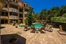 Portofino A1: Tropical 2-Bedroom Condo Just 200m from Tamarindo Beach