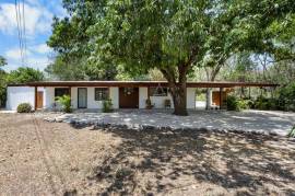 Casa Mango: Charming 3-Bed Surf Home on a Large Lot Just Minutes from Playa Grande