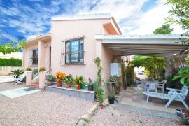 3 BEDROOM VILLA CLOSE TO THE CENTRE OF QUESADA