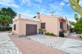 3 BEDROOM VILLA CLOSE TO THE CENTRE OF QUESADA