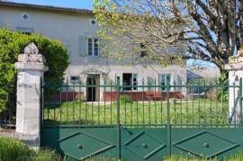 Character house with 4 bedrooms, garage and workshop, you can walk to the bakery