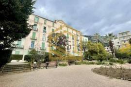 Menton, Garavan for sale large apartment with balcony and sea view in beautiful old building