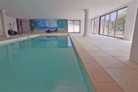 Beautiful property of 450 m2 with quiet indoor swimming pool