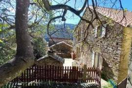 Maison en Pierres au calme, totalement rénovée avec terrasse