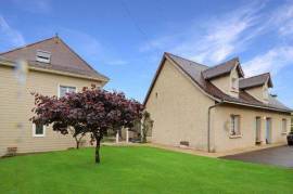 CORREZE. Tulle. Spacious house with 6 bedrooms, 2 garages, large heated swimming pool and a garden of 1 736m2.