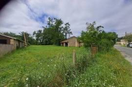 TERRAIN NON VIABILISE 2300 m2 AVEC BATIMENT EN PIERRE 95 m2