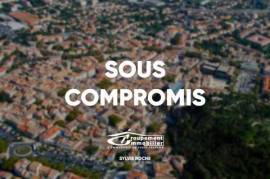 Orangefarbenes Gebäude im Herzen der Stadt mit Unternehmen