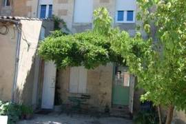 Immeuble rénové avec local commercial et appartements