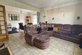3 Chambres, bel espace en pelouse avec 2 garages.
