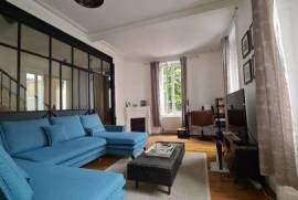 4 chambres et 1 bureau. Garage