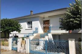 Proche centre-ville de Tonneins, jolie maison avec jardin arboré sur sous-sol total.