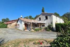 ~ 600m² de dépendances et un champs attenant