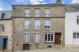 Spacious 19th-century stone house with 3 different entrances and a courtyard