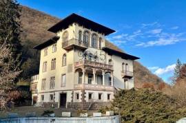 Old villa with spacious private plot in Pfatten - South Tyrol