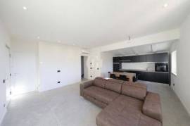 Spacious four-room apartment in Colombare