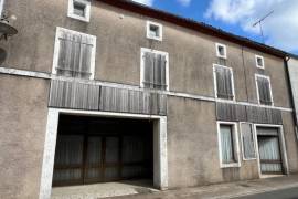 Beautiful Commercial Potential: House for Commercial Use between Champagne-Mouton and Confolens to Renovate - €14,000