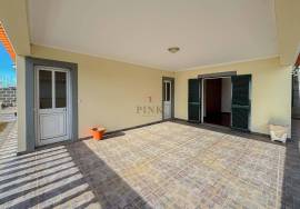 3 Bedroom House + 1 T1 Detached in Estreito da Calheta
