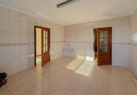 3 Bedroom House + 1 T1 Detached in Estreito da Calheta