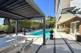 6-Bedroom Sea-View Villa – Estoril
Located in Estoril, one of the most exclusive and prestigious residential areas along the Cascais coastline, this unique villa combines elegance, comfort, and breathtaking sea views from every floor