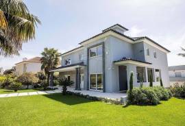 6-Bedroom Sea-View Villa – Estoril
Located in Estoril, one of the most exclusive and prestigious residential areas along the Cascais coastline, this unique villa combines elegance, comfort, and breathtaking sea views from every floor