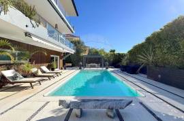 6-Bedroom Sea-View Villa – Estoril
Located in Estoril, one of the most exclusive and prestigious residential areas along the Cascais coastline, this unique villa combines elegance, comfort, and breathtaking sea views from every floor