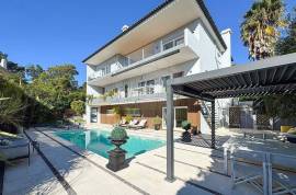 6-Bedroom Sea-View Villa – Estoril
Located in Estoril, one of the most exclusive and prestigious residential areas along the Cascais coastline, this unique villa combines elegance, comfort, and breathtaking sea views from every floor