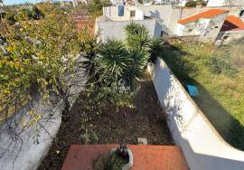 1 bedroom villa to recover with high potential in the center of Alcantarilha.