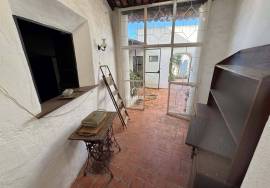 1 bedroom villa to recover with high potential in the center of Alcantarilha.