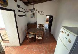 1 bedroom villa to recover with high potential in the center of Alcantarilha.