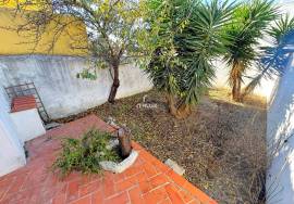 1 bedroom villa to recover with high potential in the center of Alcantarilha.