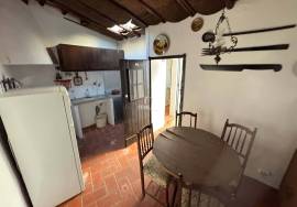 1 bedroom villa to recover with high potential in the center of Alcantarilha.