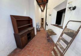 1 bedroom villa to recover with high potential in the center of Alcantarilha.