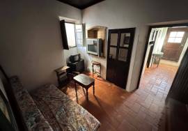 1 bedroom villa to recover with high potential in the center of Alcantarilha.