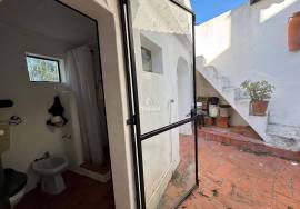 1 bedroom villa to recover with high potential in the center of Alcantarilha.