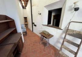 1 bedroom villa to recover with high potential in the center of Alcantarilha.