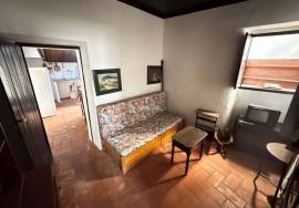 1 bedroom villa to recover with high potential in the center of Alcantarilha.