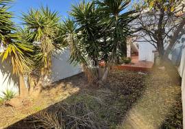 1 bedroom villa to recover with high potential in the center of Alcantarilha.