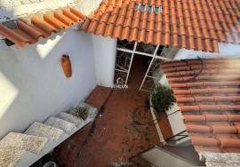 1 bedroom villa to recover with high potential in the center of Alcantarilha.