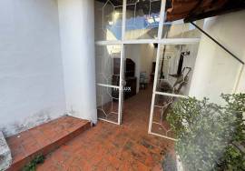1 bedroom villa to recover with high potential in the center of Alcantarilha.