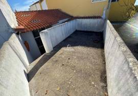 1 bedroom villa to recover with high potential in the center of Alcantarilha.