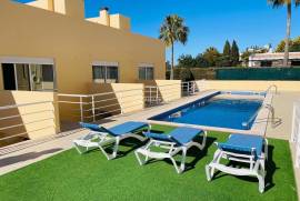 2 bedroom villa with sea view inserted in a gated community with swimming pool located in Patroves