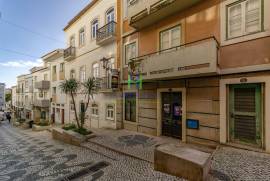 Building in the historic center of Lagos consisting of 2 3 bedroom apartments and 1 restaurant