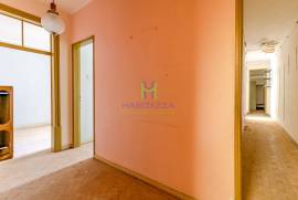 Building in the historic center of Lagos consisting of 2 3 bedroom apartments and 1 restaurant