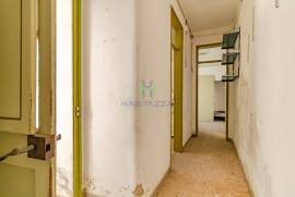 Building in the historic center of Lagos consisting of 2 3 bedroom apartments and 1 restaurant