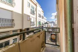 Building in the historic center of Lagos consisting of 2 3 bedroom apartments and 1 restaurant